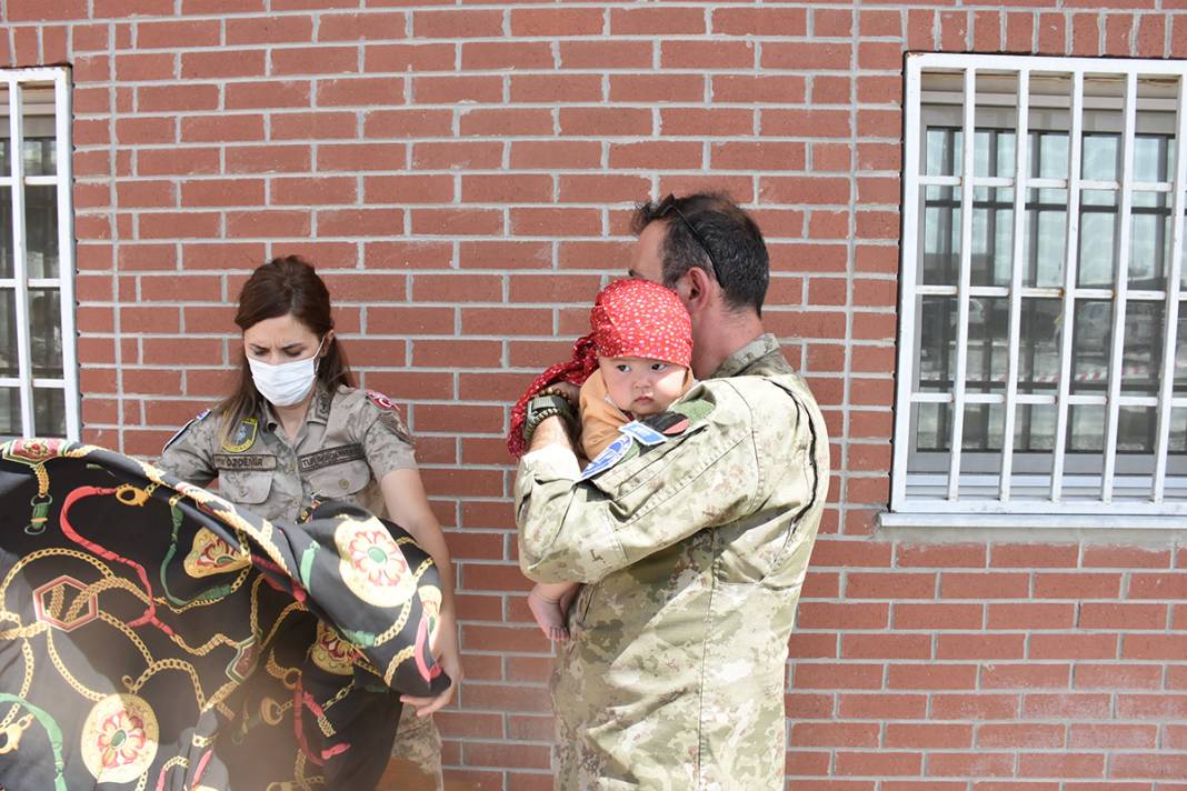 Dünyanın konuştuğu fotoğraf! Hadiya bebeğe Türk askerleri sahip çıktı 5