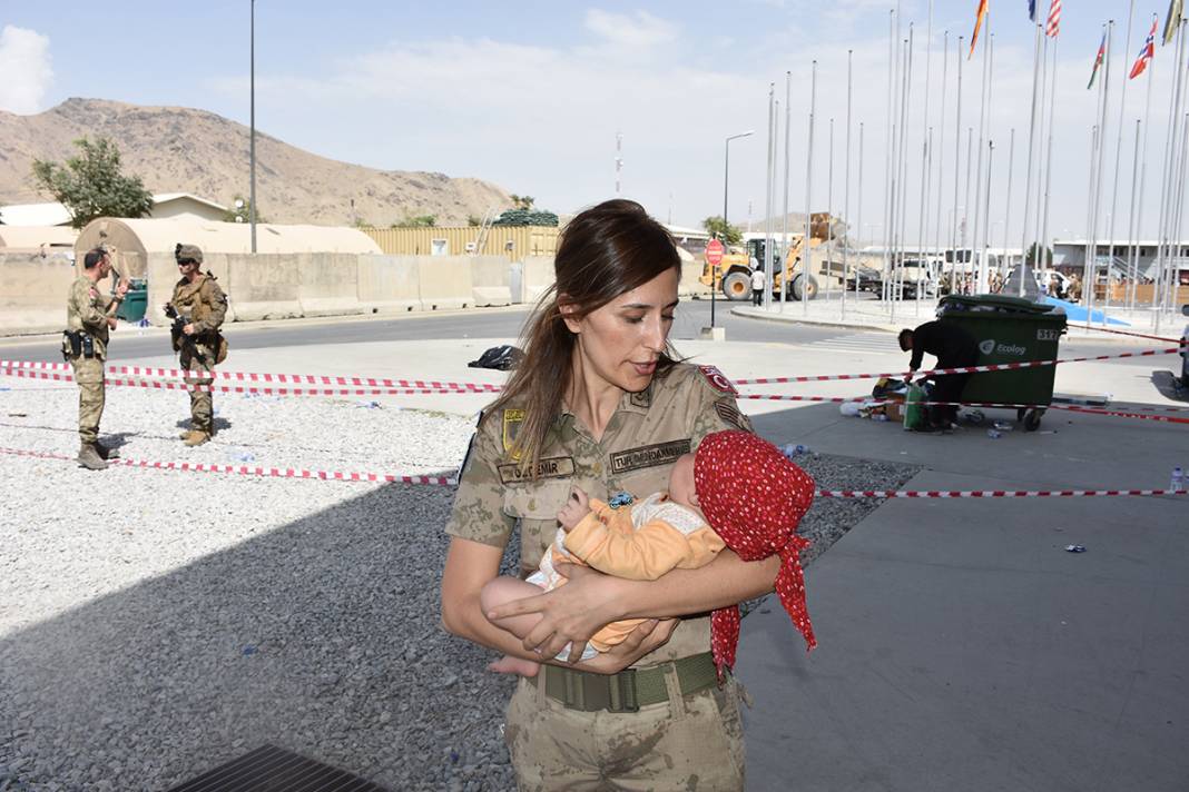 Dünyanın konuştuğu fotoğraf! Hadiya bebeğe Türk askerleri sahip çıktı 8