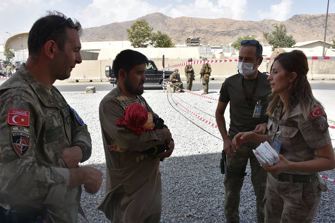 Dünyanın konuştuğu fotoğraf! Hadiya bebeğe Türk askerleri sahip çıktı 13
