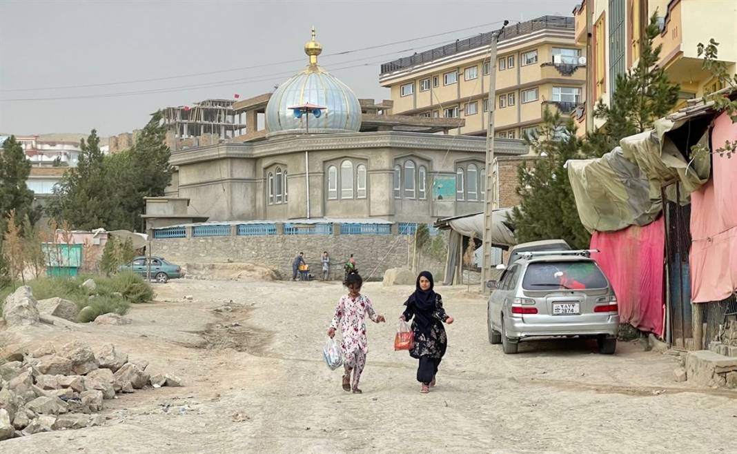 Taliban'dan kaçmak isteyen binlerce Afgan havaalanında beklemeye devam ediyor 1