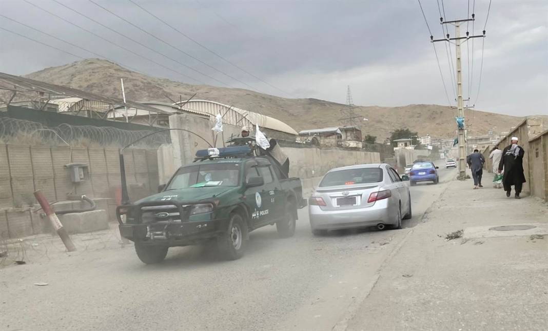 Taliban'dan kaçmak isteyen binlerce Afgan havaalanında beklemeye devam ediyor 2