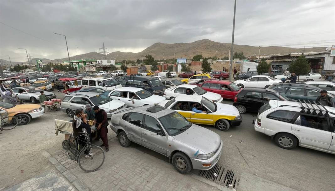 Taliban'dan kaçmak isteyen binlerce Afgan havaalanında beklemeye devam ediyor 4