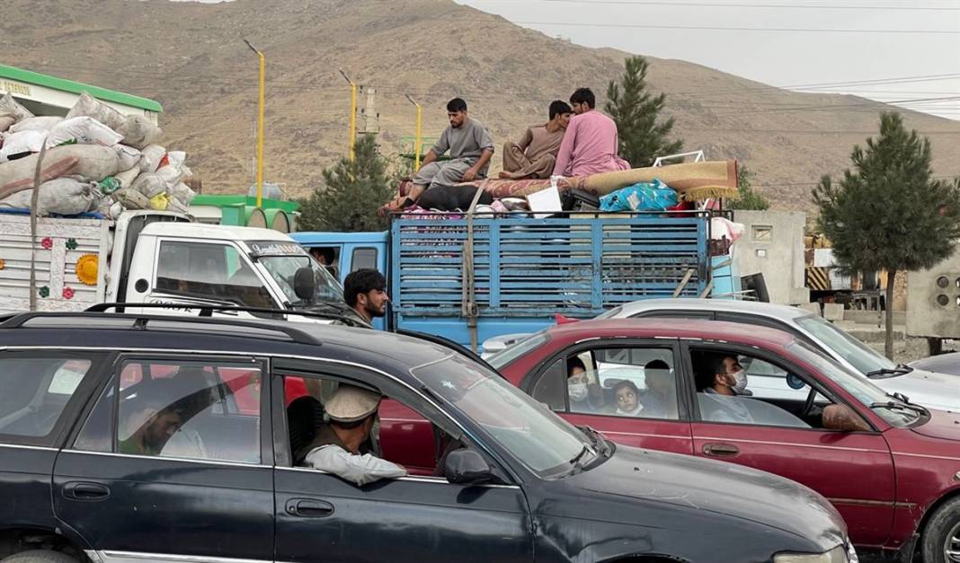 Taliban'dan kaçmak isteyen binlerce Afgan havaalanında beklemeye devam ediyor 5