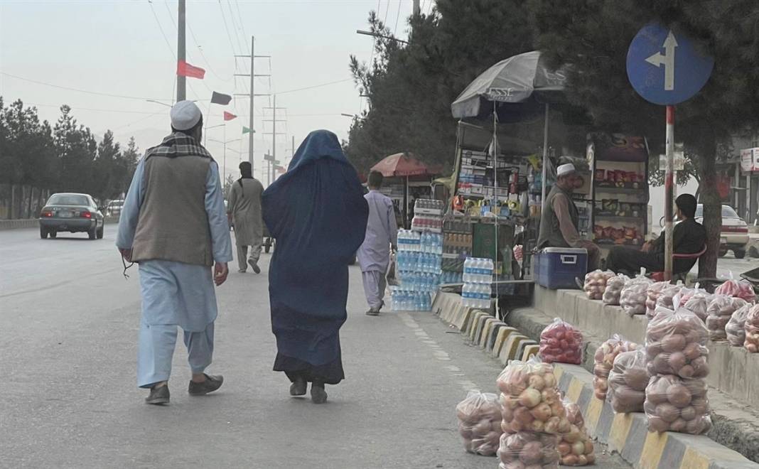 Taliban'dan kaçmak isteyen binlerce Afgan havaalanında beklemeye devam ediyor 8