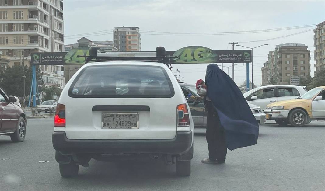 Taliban'dan kaçmak isteyen binlerce Afgan havaalanında beklemeye devam ediyor 9