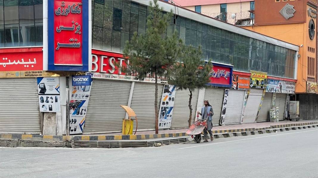 Taliban'dan kaçmak isteyen binlerce Afgan havaalanında beklemeye devam ediyor 10