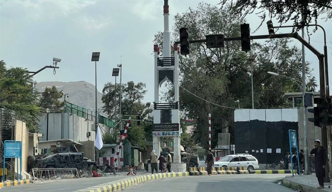 Taliban'dan kaçmak isteyen binlerce Afgan havaalanında beklemeye devam ediyor 12