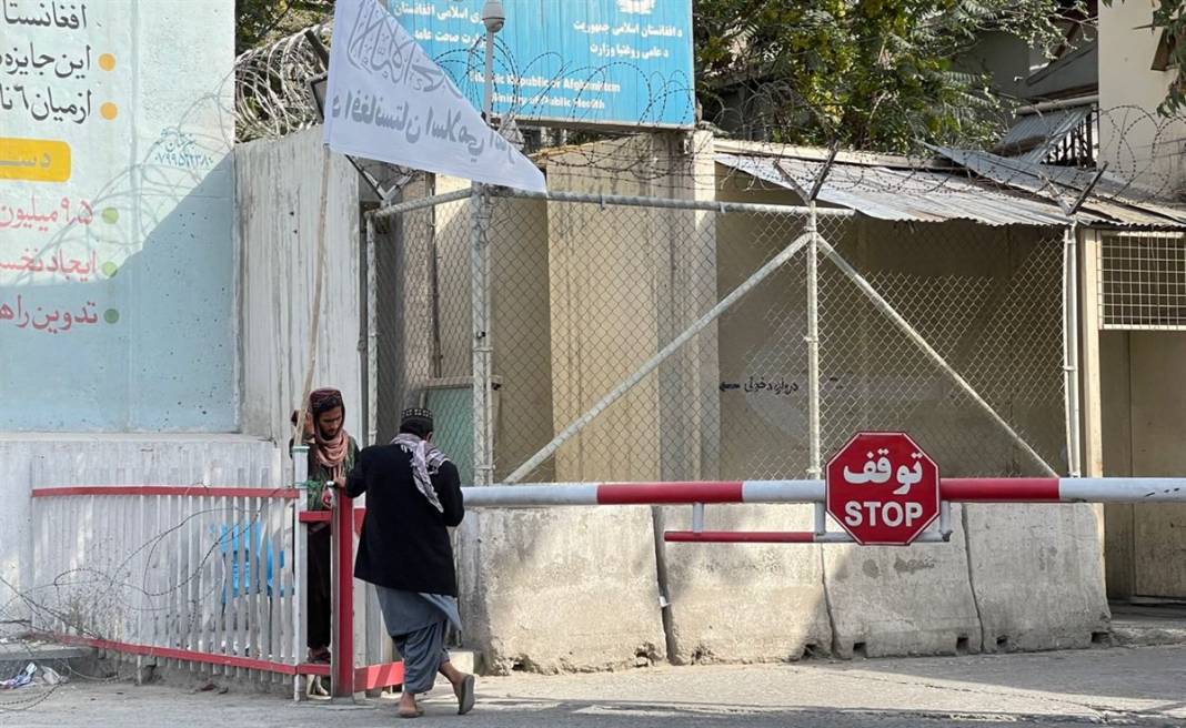 Taliban'dan kaçmak isteyen binlerce Afgan havaalanında beklemeye devam ediyor 13