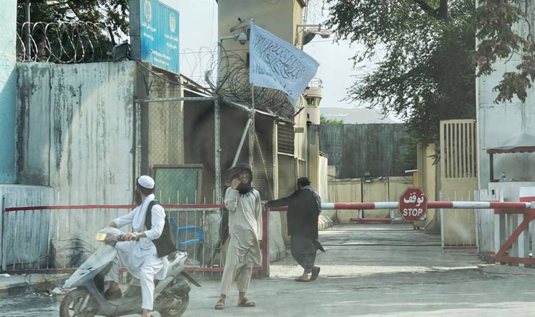 Taliban'dan kaçmak isteyen binlerce Afgan havaalanında beklemeye devam ediyor 14