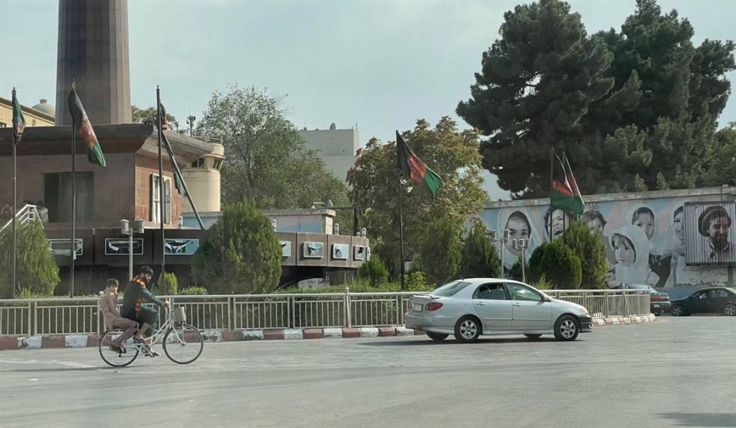 Taliban'dan kaçmak isteyen binlerce Afgan havaalanında beklemeye devam ediyor 15