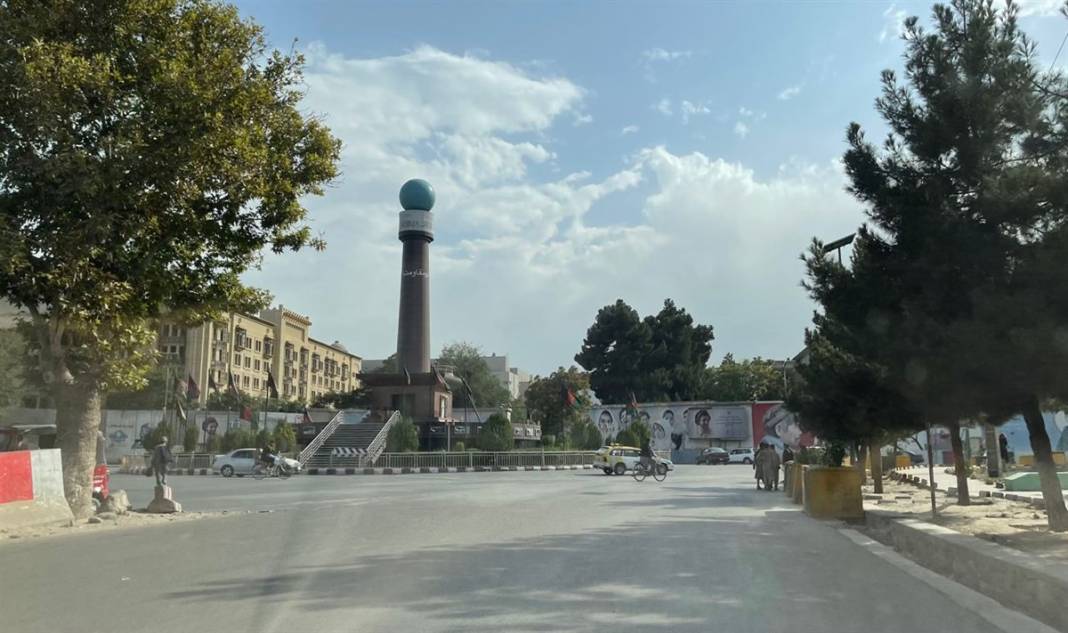 Taliban'dan kaçmak isteyen binlerce Afgan havaalanında beklemeye devam ediyor 16