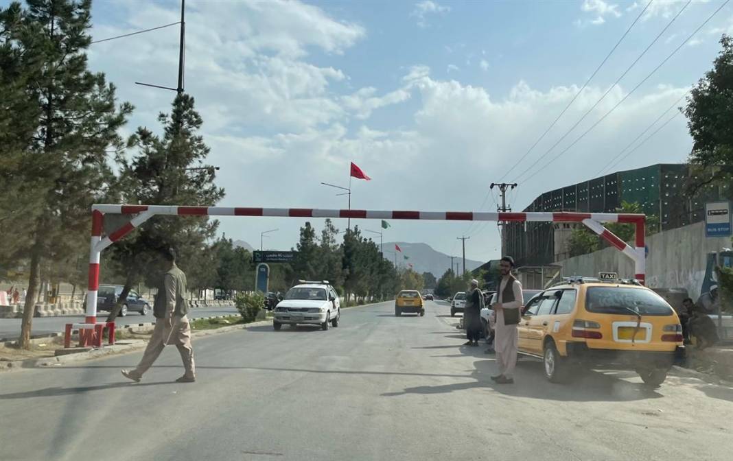 Taliban'dan kaçmak isteyen binlerce Afgan havaalanında beklemeye devam ediyor 17