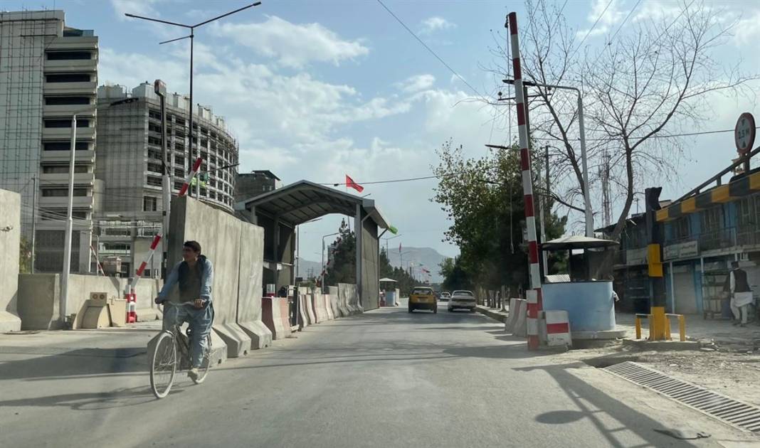 Taliban'dan kaçmak isteyen binlerce Afgan havaalanında beklemeye devam ediyor 18