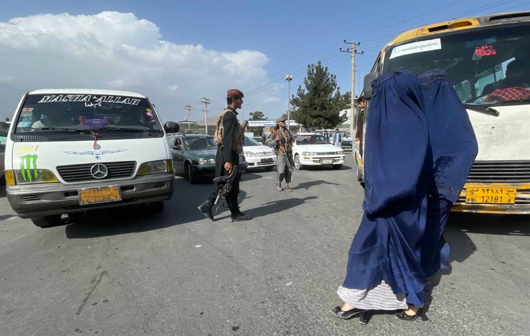 Taliban'dan kaçmak isteyen binlerce Afgan havaalanında beklemeye devam ediyor 19
