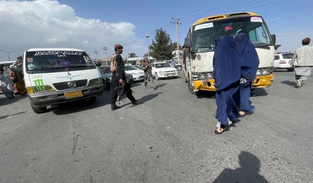 Taliban'dan kaçmak isteyen binlerce Afgan havaalanında beklemeye devam ediyor 20