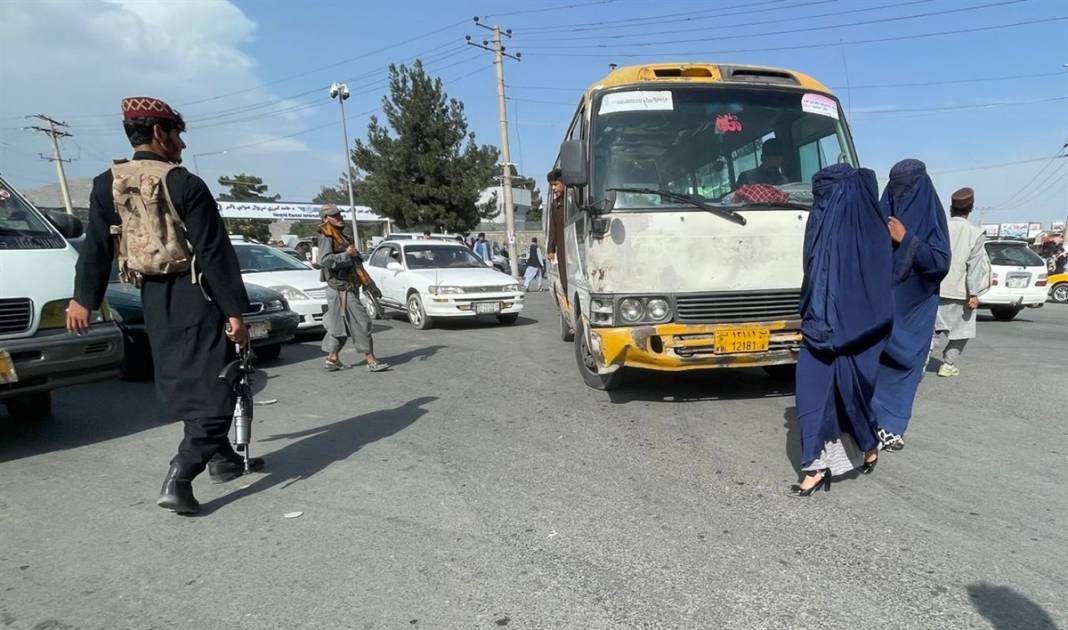 Taliban'dan kaçmak isteyen binlerce Afgan havaalanında beklemeye devam ediyor 21