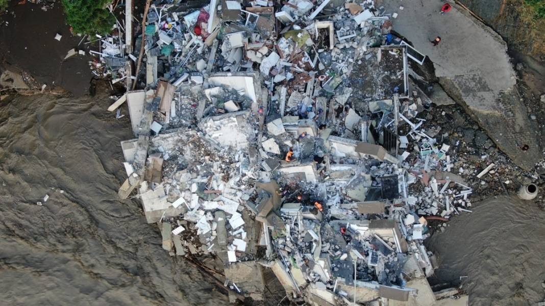 Gün ağarınca ortaya çıktı! İşte fotoğraflara yaşanan felaket... 29