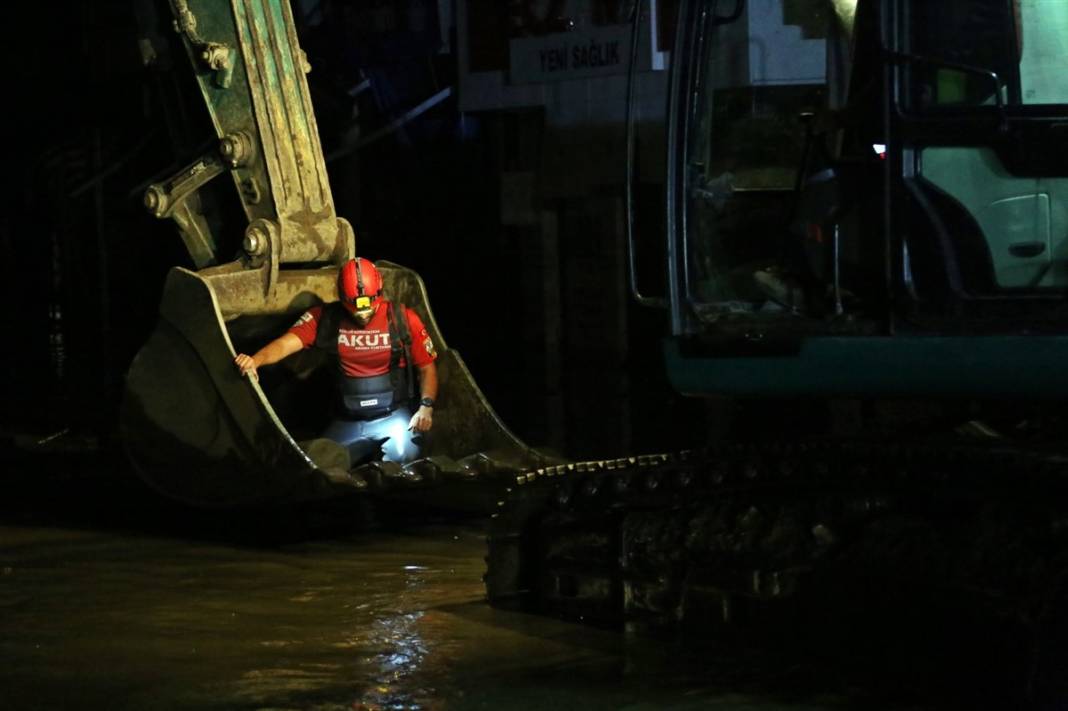 Gün ağarınca ortaya çıktı! İşte fotoğraflara yaşanan felaket... 35