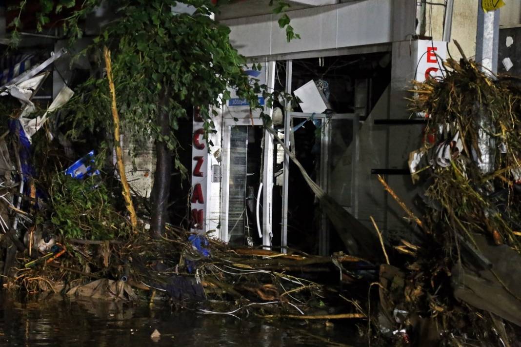 Gün ağarınca ortaya çıktı! İşte fotoğraflara yaşanan felaket... 37