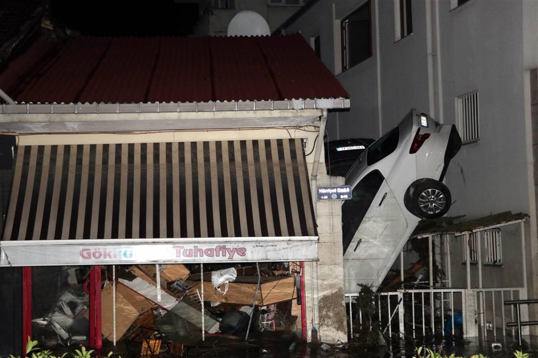 Gün ağarınca ortaya çıktı! İşte fotoğraflara yaşanan felaket... 49