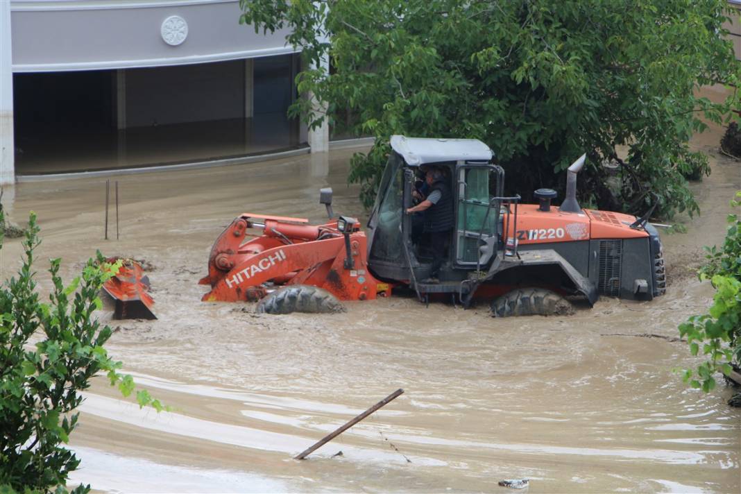 Gün ağarınca ortaya çıktı! İşte fotoğraflara yaşanan felaket... 65