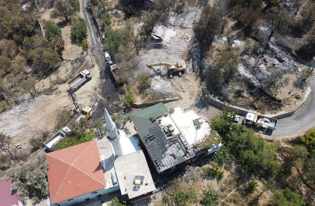 Alanya'daki orman yangınlarında çok sayıda ev zarar gördü 7