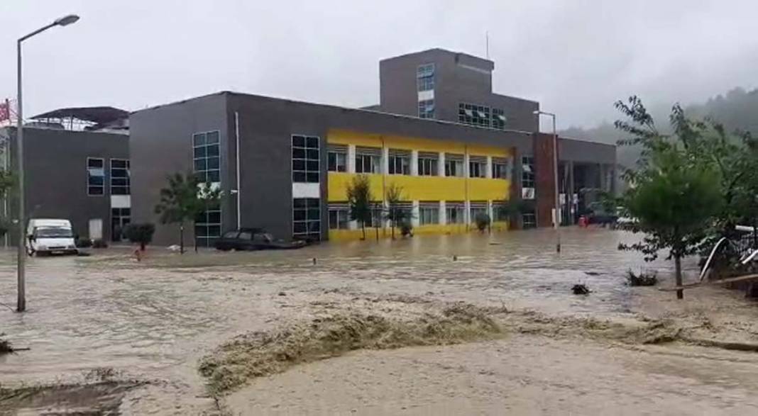 Kastamonu'da baraj yıkıldı Bozkurt ilçesi sular altında kaldı 16