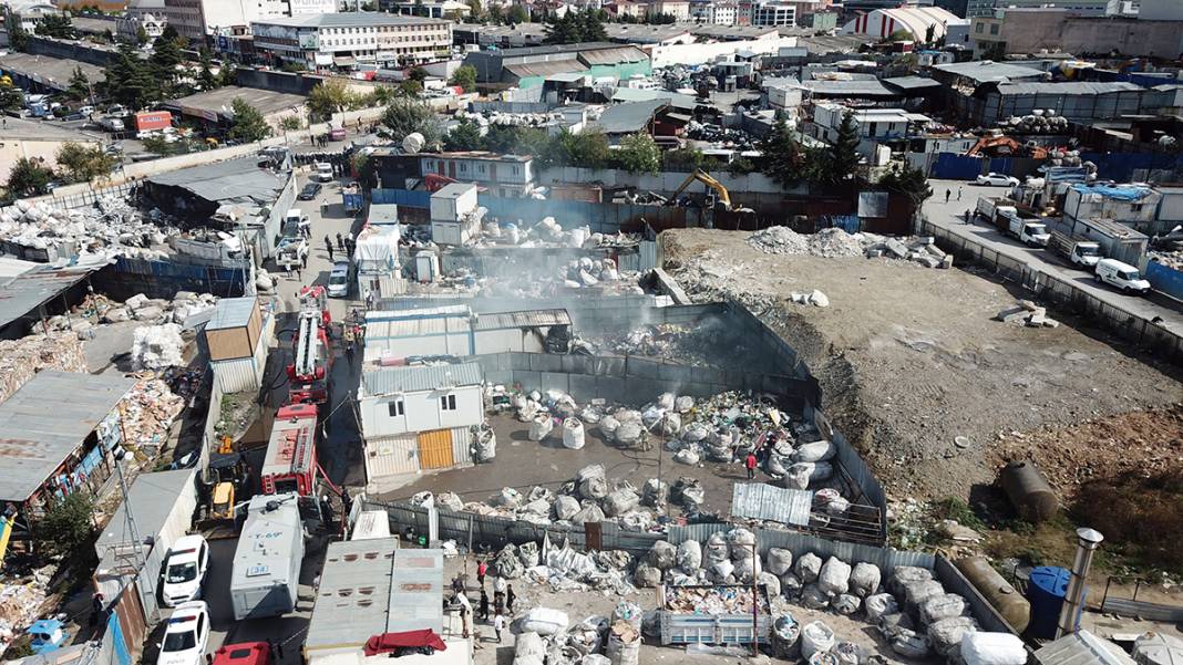 Ümraniye'de kağıt toplayıcılarına baskın: İşçiler barakalarını ateşe verdi, polis havaya ateş açtı 1