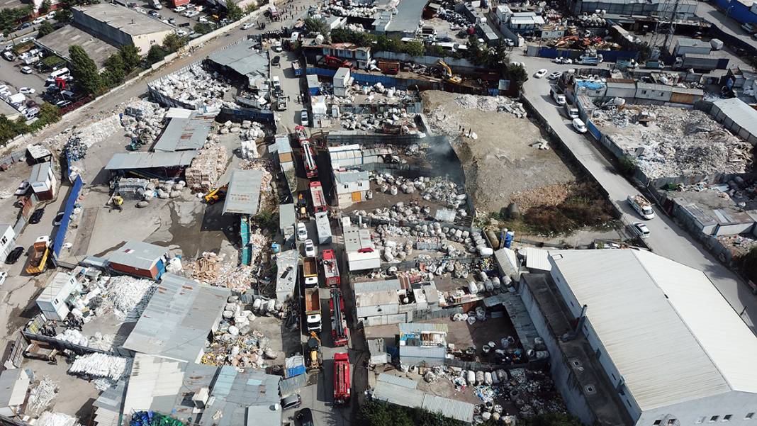 Ümraniye'de kağıt toplayıcılarına baskın: İşçiler barakalarını ateşe verdi, polis havaya ateş açtı 11