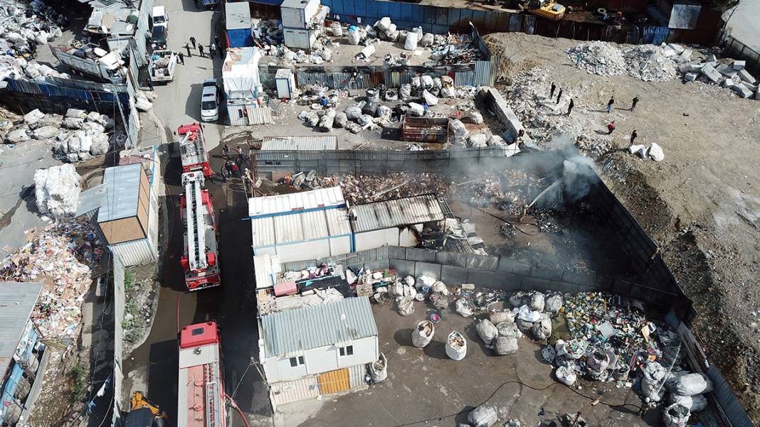 Ümraniye'de kağıt toplayıcılarına baskın: İşçiler barakalarını ateşe verdi, polis havaya ateş açtı 12