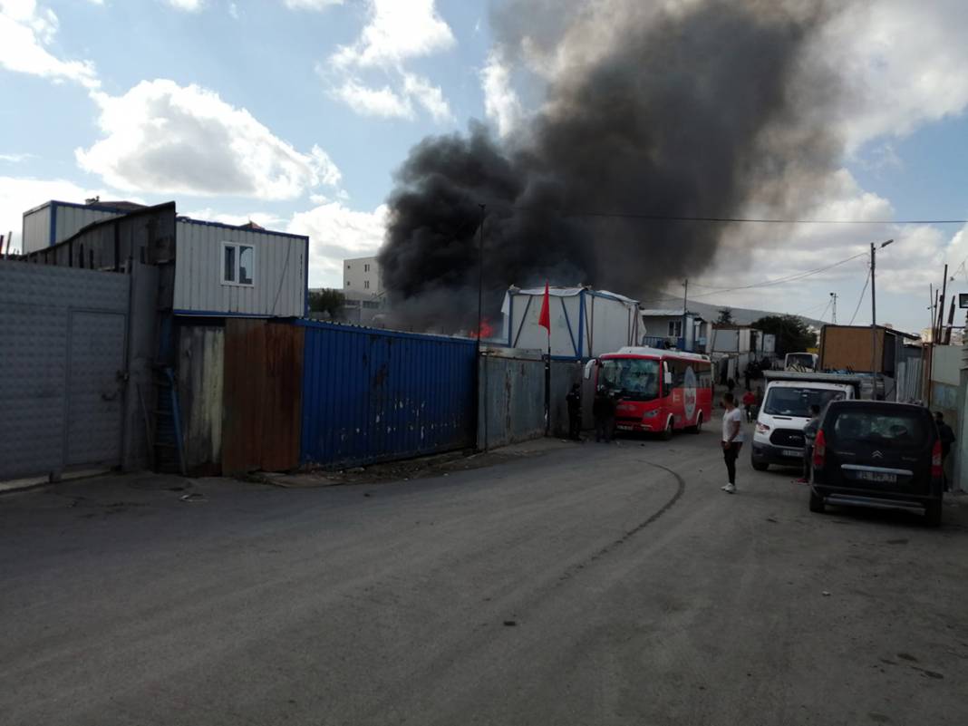 Ümraniye'de kağıt toplayıcılarına baskın: İşçiler barakalarını ateşe verdi, polis havaya ateş açtı 3