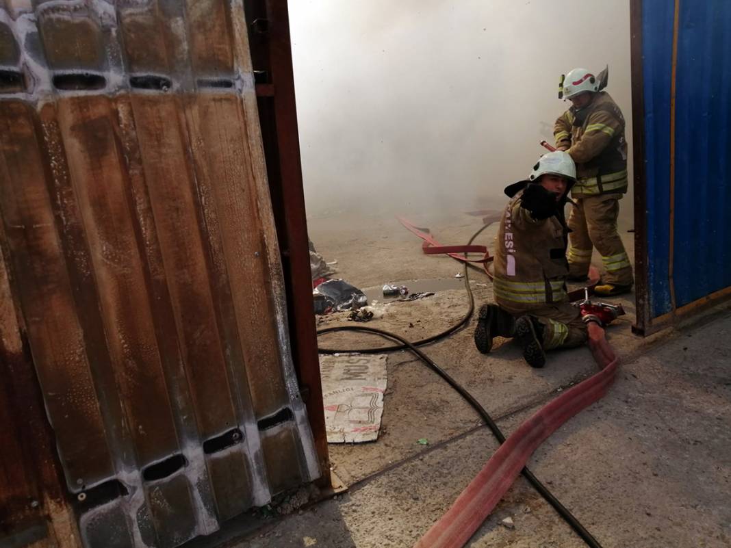 Ümraniye'de kağıt toplayıcılarına baskın: İşçiler barakalarını ateşe verdi, polis havaya ateş açtı 4