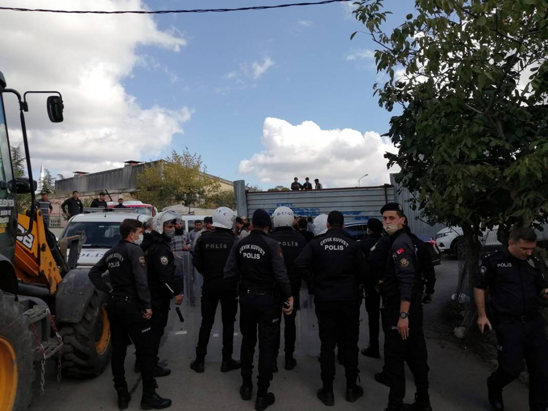 Ümraniye'de kağıt toplayıcılarına baskın: İşçiler barakalarını ateşe verdi, polis havaya ateş açtı 5