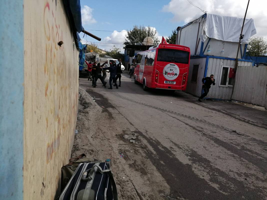 Ümraniye'de kağıt toplayıcılarına baskın: İşçiler barakalarını ateşe verdi, polis havaya ateş açtı 6
