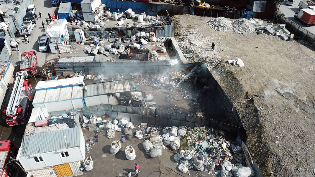 Ümraniye'de kağıt toplayıcılarına baskın: İşçiler barakalarını ateşe verdi, polis havaya ateş açtı 9
