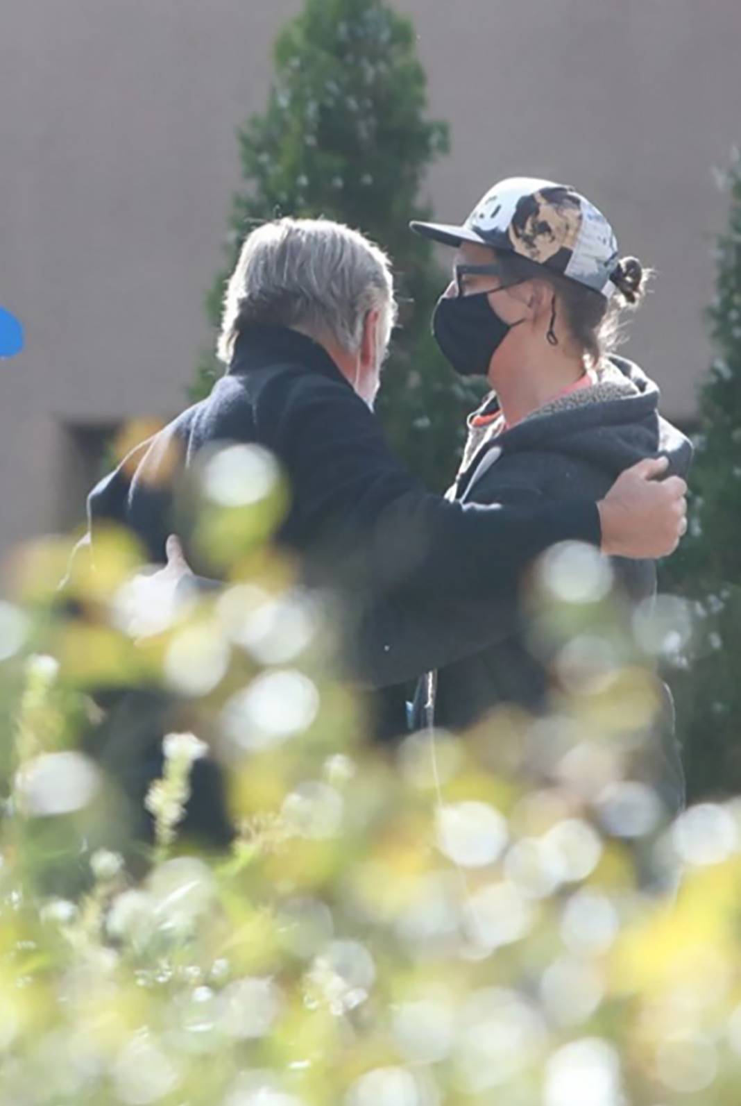 Ölümüne sebep olduğu yönetmenin eşi ve oğluyla buluştu 2