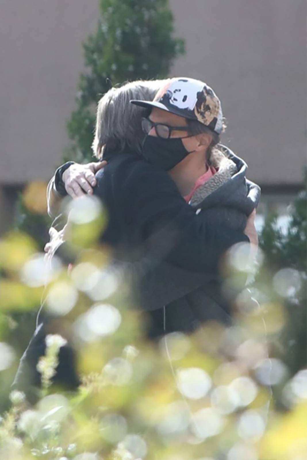 Ölümüne sebep olduğu yönetmenin eşi ve oğluyla buluştu 3