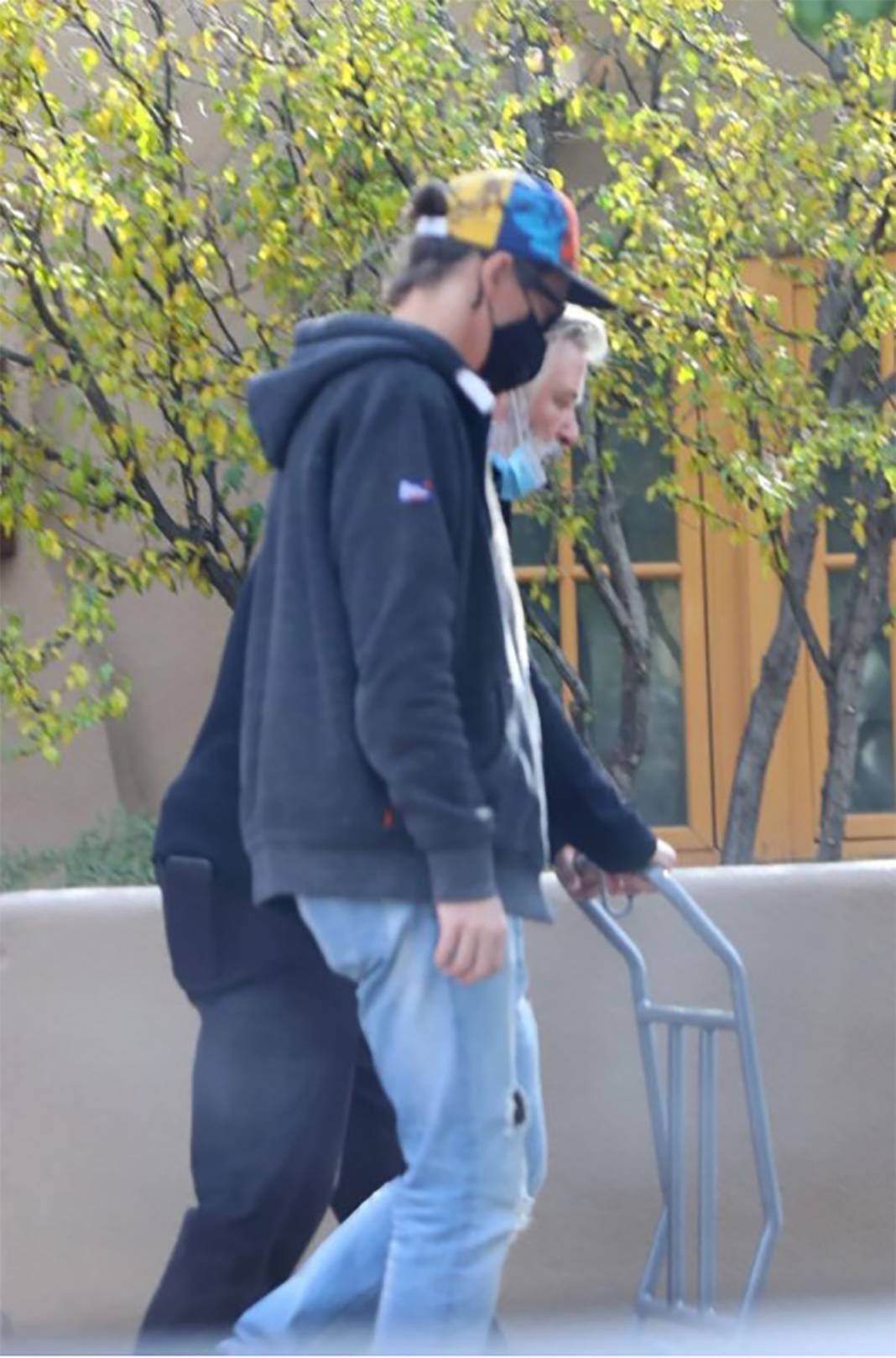 Ölümüne sebep olduğu yönetmenin eşi ve oğluyla buluştu 9