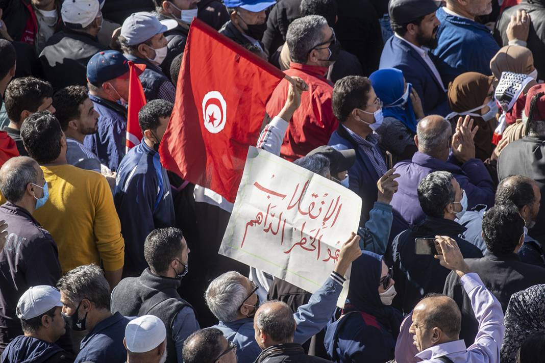 Tunus'ta cumhurbaşkanı protestosu: Darbeciler gidene kadar sokaktayız 1