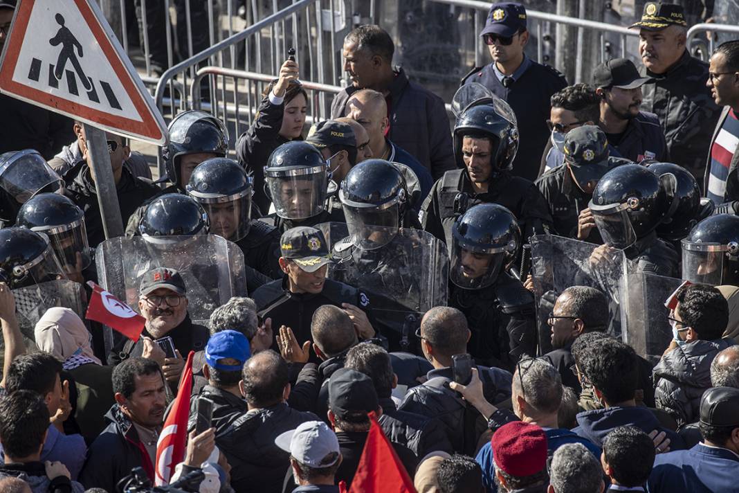 Tunus'ta cumhurbaşkanı protestosu: Darbeciler gidene kadar sokaktayız 10