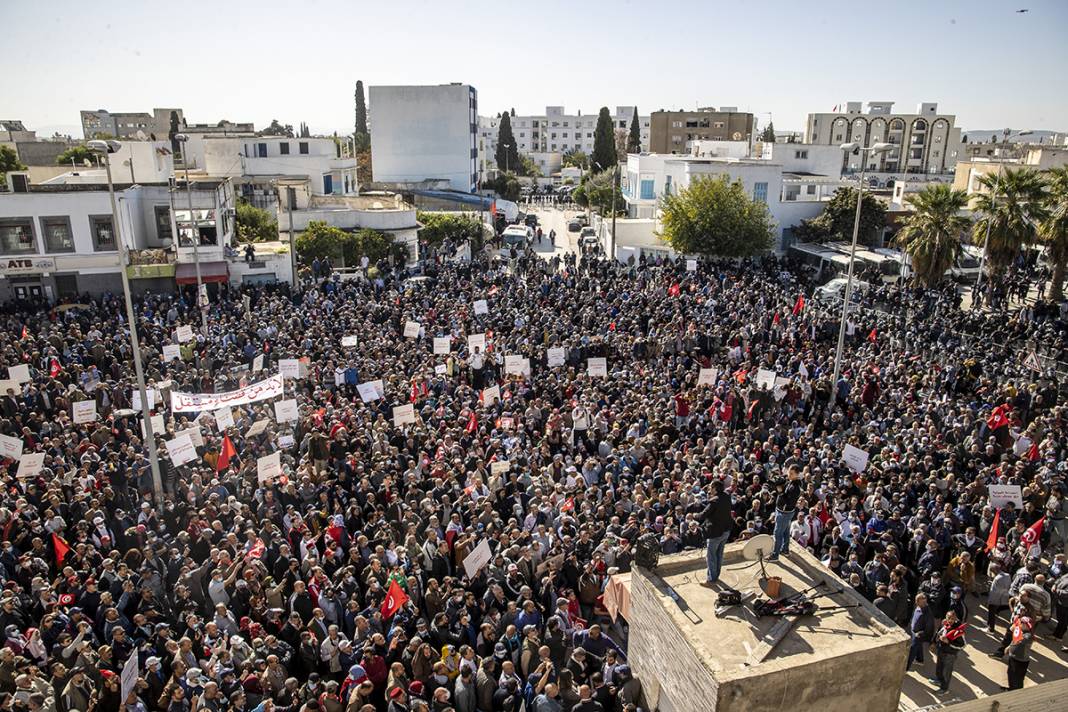 Tunus'ta cumhurbaşkanı protestosu: Darbeciler gidene kadar sokaktayız 11