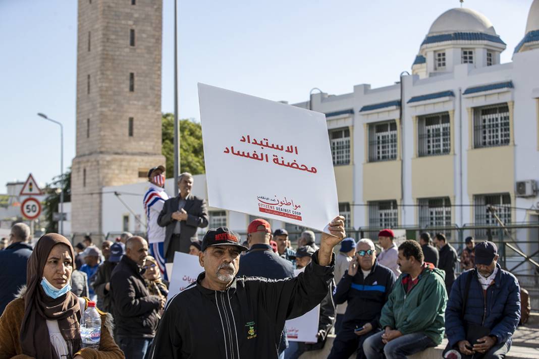 Tunus'ta cumhurbaşkanı protestosu: Darbeciler gidene kadar sokaktayız 12
