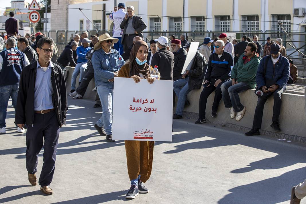 Tunus'ta cumhurbaşkanı protestosu: Darbeciler gidene kadar sokaktayız 13