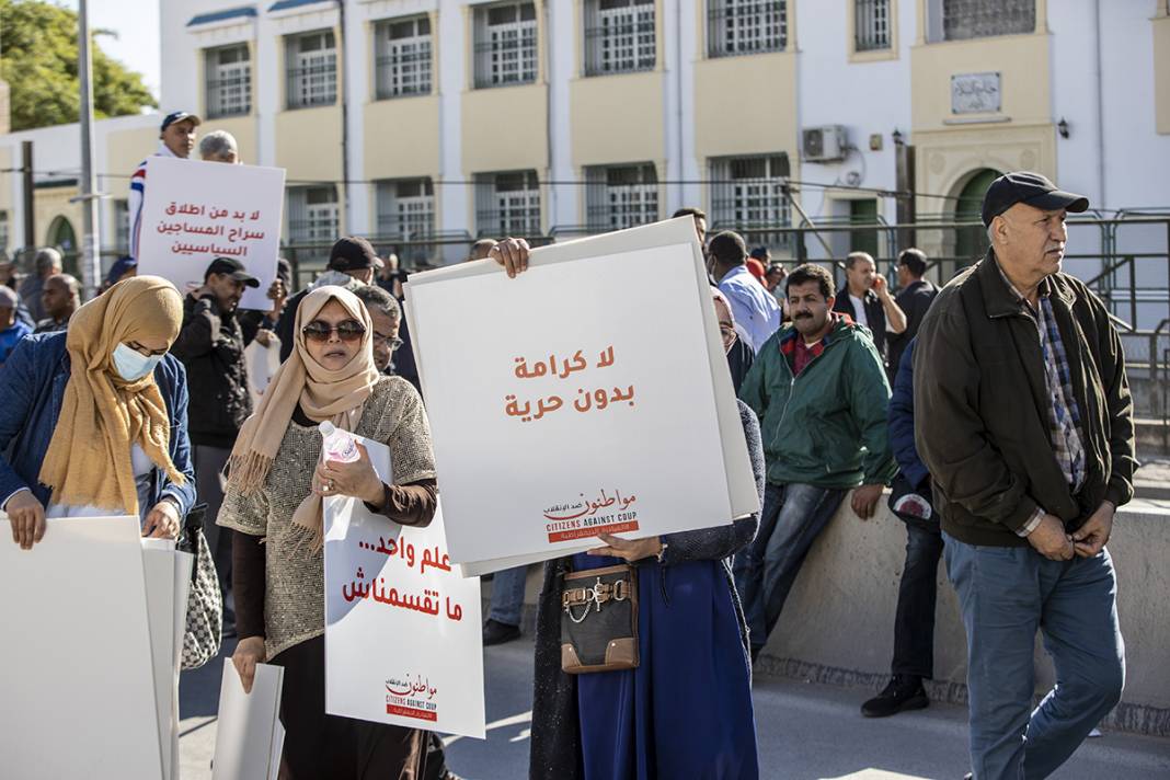 Tunus'ta cumhurbaşkanı protestosu: Darbeciler gidene kadar sokaktayız 14