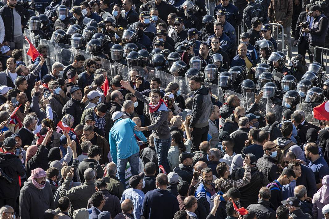 Tunus'ta cumhurbaşkanı protestosu: Darbeciler gidene kadar sokaktayız 15
