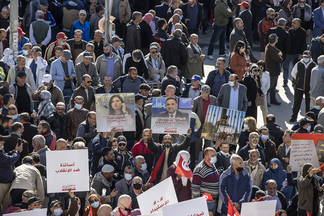 Tunus'ta cumhurbaşkanı protestosu: Darbeciler gidene kadar sokaktayız 16