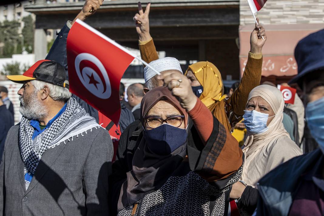Tunus'ta cumhurbaşkanı protestosu: Darbeciler gidene kadar sokaktayız 17