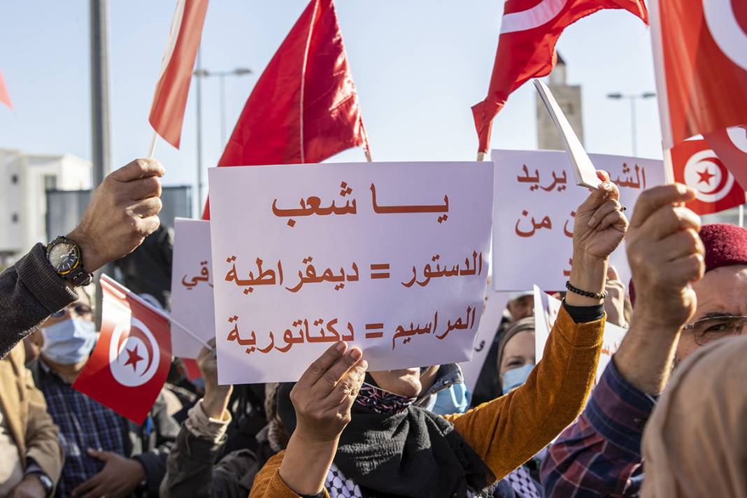 Tunus'ta cumhurbaşkanı protestosu: Darbeciler gidene kadar sokaktayız 19