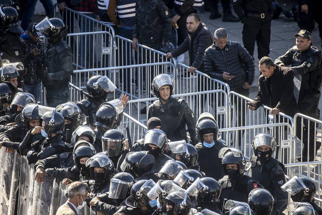 Tunus'ta cumhurbaşkanı protestosu: Darbeciler gidene kadar sokaktayız 20
