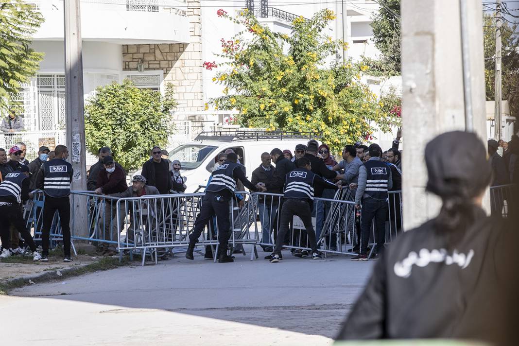 Tunus'ta cumhurbaşkanı protestosu: Darbeciler gidene kadar sokaktayız 21